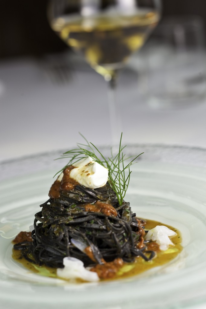 spaghetti freschi al nero con ricci di mare e ricotta