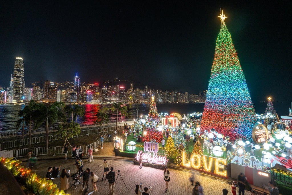 20-meter-tall giant Christmas tree and Christmas town_Hong Kong WinterFest 2023