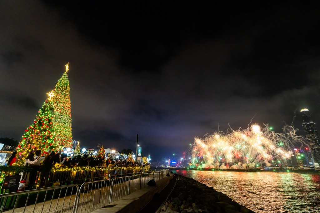 Winter Harbourfront Pyrotechnics and 20-meter-tall giant Christmas tree and Christmas town_Hong Kong WinterFest 2023