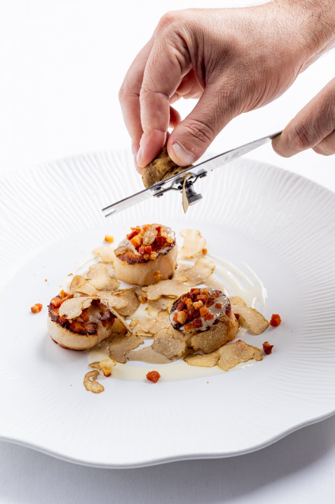 Scallops with parmesan fondue, crunchy bacon and white truffle