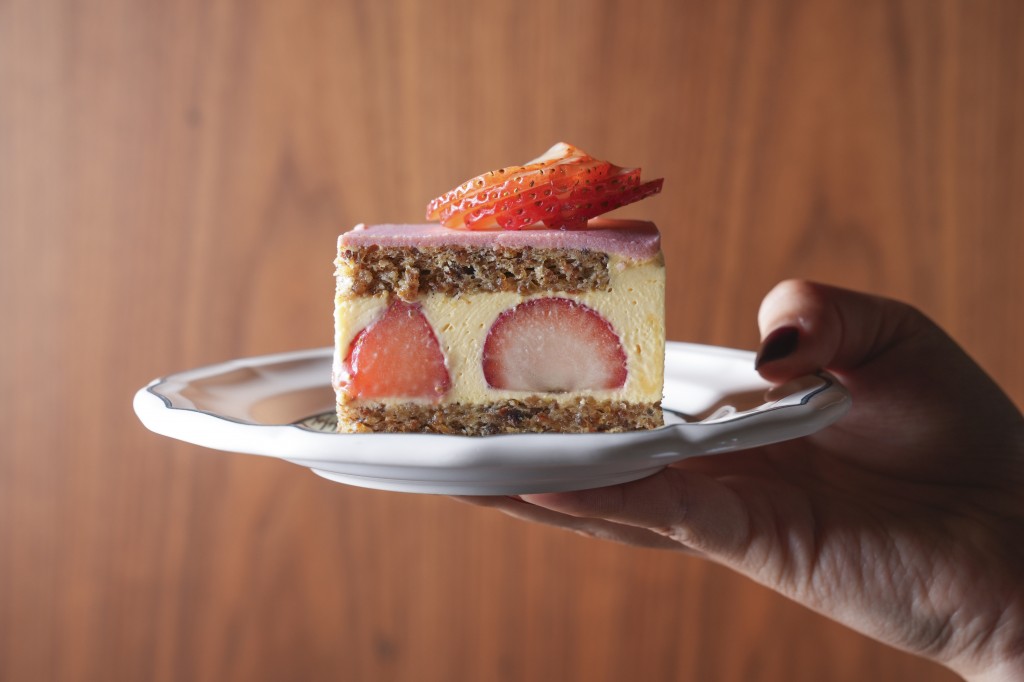 21_Blue casual all-day-dining_Strawberry Fraisier