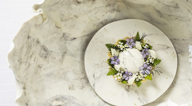 WGF 2025_Eric Vildgaard_Jesper Raise_King crab tart with sake, mussels and a salad of wild flowers and herbs