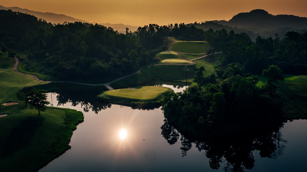 Hole 16 - Signature Hole